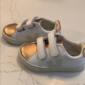 Veja toddler shoe; size 8